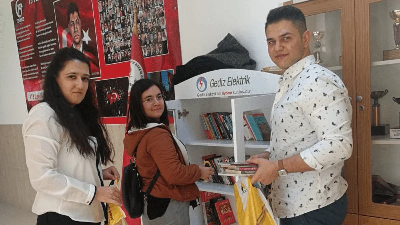  Classroom Bookshelf Project with Support from Communications Center Staff 