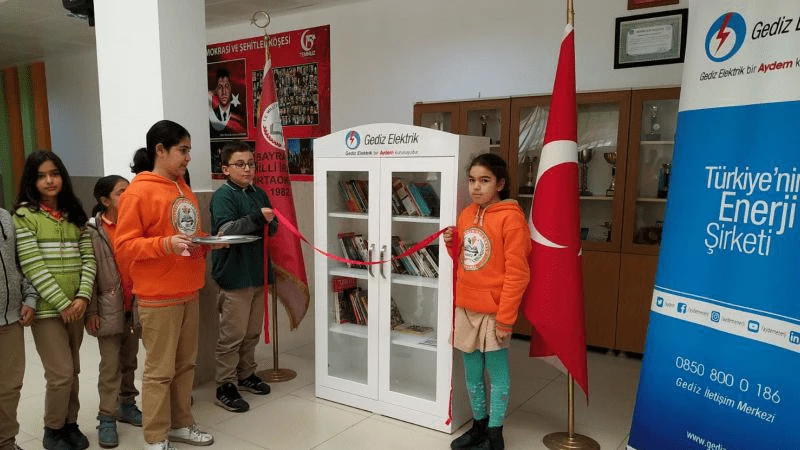  Classroom Bookshelf Project with Support from Communications Center Staff 